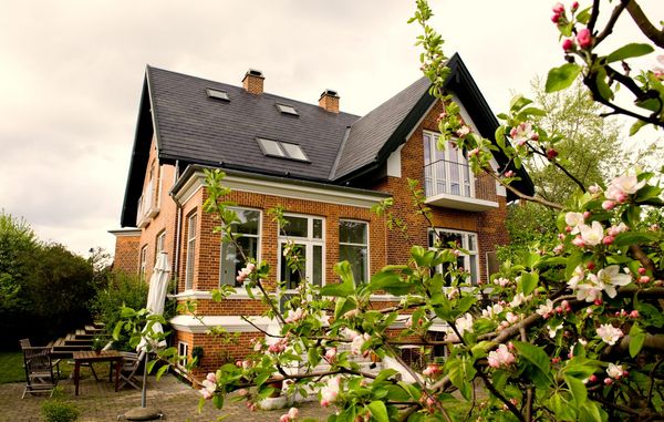 Brug traditionelle materialer til gamle huse og nyere til nye huse.