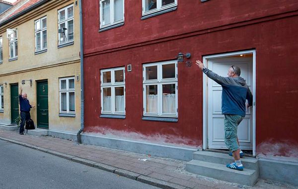 Sørg for, at du får et godt forhold til dine nye naboer, når du flytter. Foto: Tommy Verting