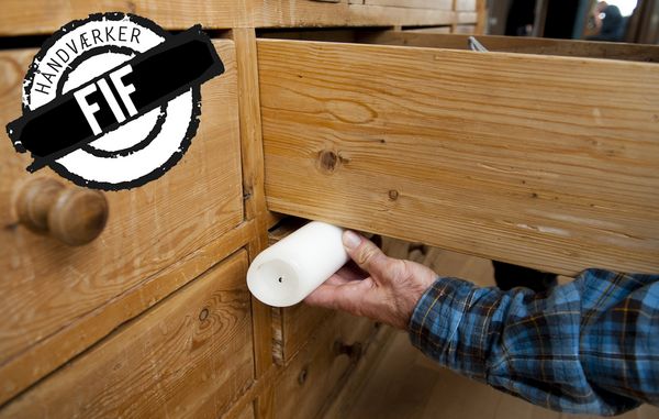 Kommode med udtrakt skuffe, der får stearin