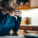 Kvinder sidder ved sin computer og læser og lejeloven