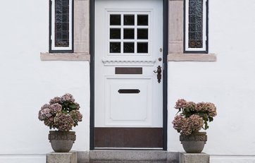 Patriciervilla med pompøs indgang.