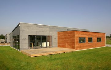 Facade i fibercement og træ.