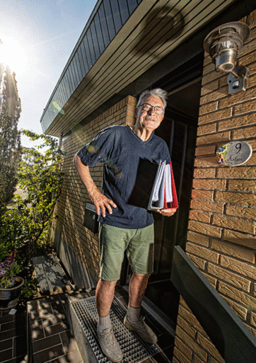 Mogens Nielsen med sagsakterne i sagen mod elselskabet Velkommen