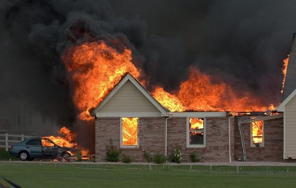 Hus i brand Skal du have dit hus brandforsikret?