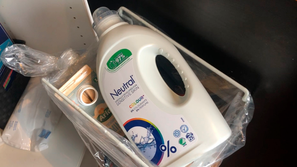 Hård plast er smidt i almindelig skraldespand