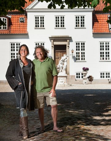 Anette og Heine Dahl Bartsch foran godset Gelskov på Fyn.