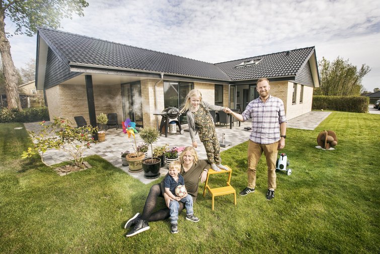 Familie i have foran nybygget typehus