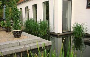 Denne dam passer smukt sammen med husets arkitektur.