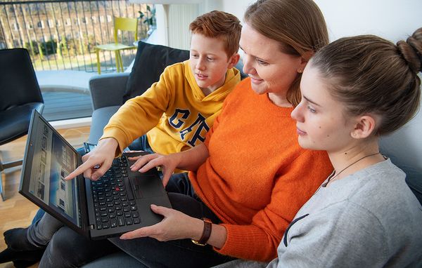 Familie kigger på computer.
