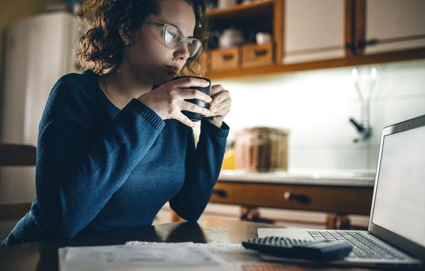 ung kvinde studerer boligannoncer på pc