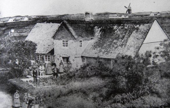 Historisk fotografi fra 1863 af hus i Sønderho