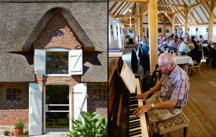 Ombygget gård, hvor folk spiser i en sal, mens der spilles klaver