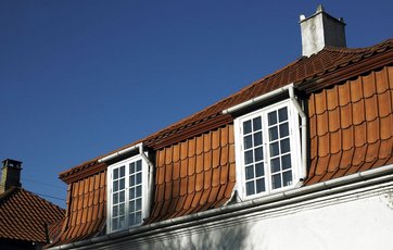 Tagvinduer Hvidt parcelhus med mansardtag i røde teglsten