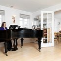 Louise Schack Elhom sidder i sin stue i Sorø