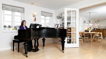 Louise Schack Elhom sidder i sin stue i Sorø