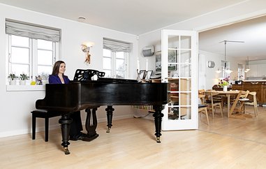Louise Schack Elhom sidder i sin stue i Sorø