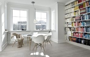 Efter: Nu er rummet husets bibliotek med plads og lys til at læse.