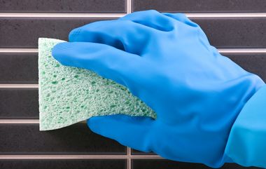 Hvordan fjerner du kalk på fliserne i badet?