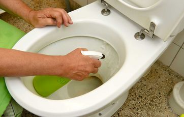 Toiletkumme rengøres med rengøringsmiddel i sprayfalske