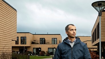 Mattias Tesfaye foran sin bolig i Albertslund
