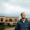 Mattias Tesfaye foran sin bolig i Albertslund