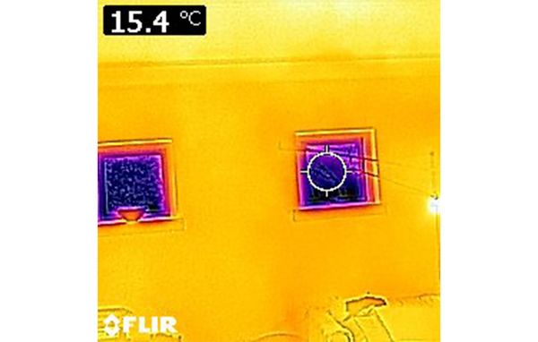 termografering3 Termograferingsfoto taget med Flir C2 af et vindue.
