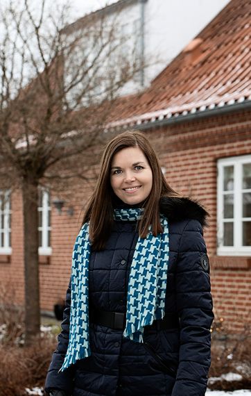 Louise Schack Elholm fra Venstre står foran sit hus
