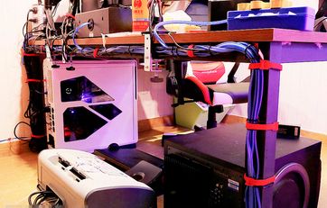 Masser af kabler bundet op med strips bag skrivebord