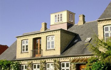 Hus med tag af naturskifer.
