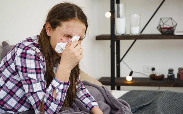 skimmelsvamp allergi sundhedsfare astma sundhedskadelige stoffer Kvinde i ternet skjorte nyser i lommetørklæde