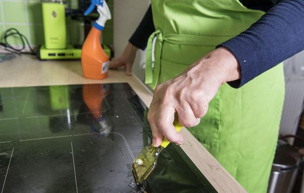 komfur rengøring glasskraber glaskeramiske kogeplader induktionsplader