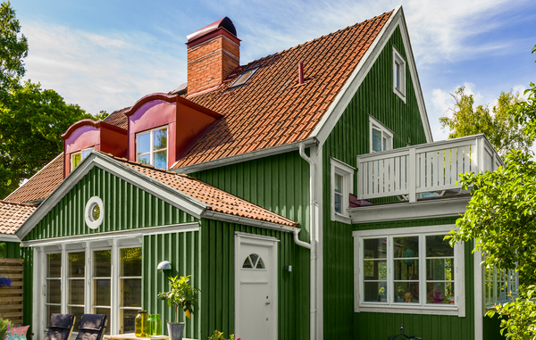 Træhus med grøn facade.