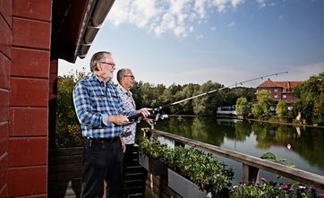 Dennis fisker i sø ved sin kolonihave