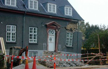 Et hus er ved at styrte sammen efter sætningsskader.