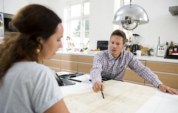 Boligejer bliver rådgivet til et byggeri af rådgiver