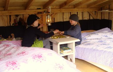 Shelteret bliver både brugt til at sove og hygge i.