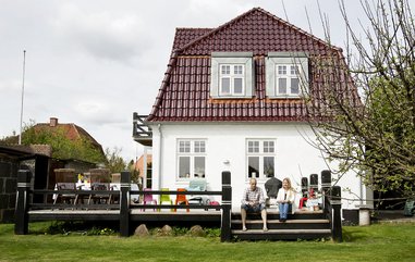 Pau Birch og Maria Trærup foran deres hus, hvor taget er blevet løftet og udskiftet med et mansardtag, så det har givet ekstra plads og lvadratmeter