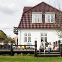 Pau Birch og Maria Trærup foran deres hus, hvor taget er blevet løftet og udskiftet med et mansardtag, så det har givet ekstra plads og lvadratmeter