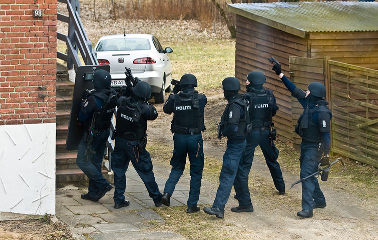 Politiaktion udenfor forbryders hjem