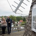 par står på vindmølle – segalt mølle, som de ejer