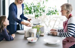 Tre generationer ved spisebordet