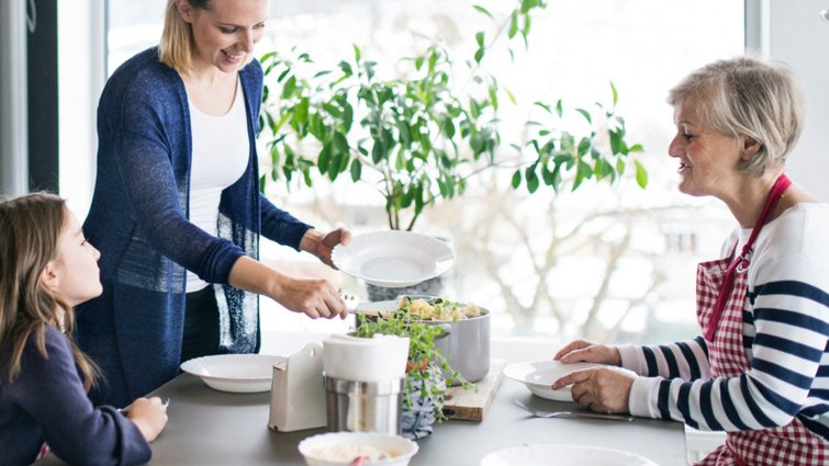 Familie i flere generationer spiser mad