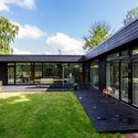 Arkitekttegnet hus med kæmpe entré