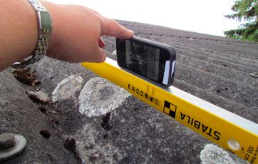 Måling af taghældning med en smartphone med app.