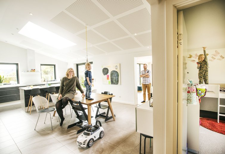 Familie i stue i nybygget typehus