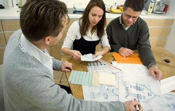 Arkitekt præsenterer hovedprojekt for kunder. Foto: Torben Klint