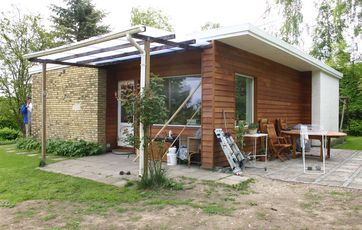 Hvis du selv vil bygge en veranda med tag, skal du overveje, hvilken stil der passer til huset.