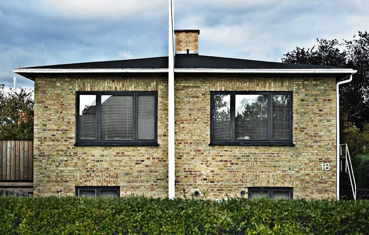 funkisvilla med gule mursten og sort tag