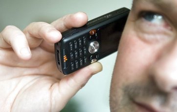 mand taler i mobiltelefon