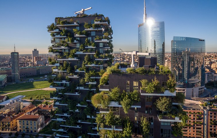 Bosco Verticale med masser af grønt og Milano i baggrunden